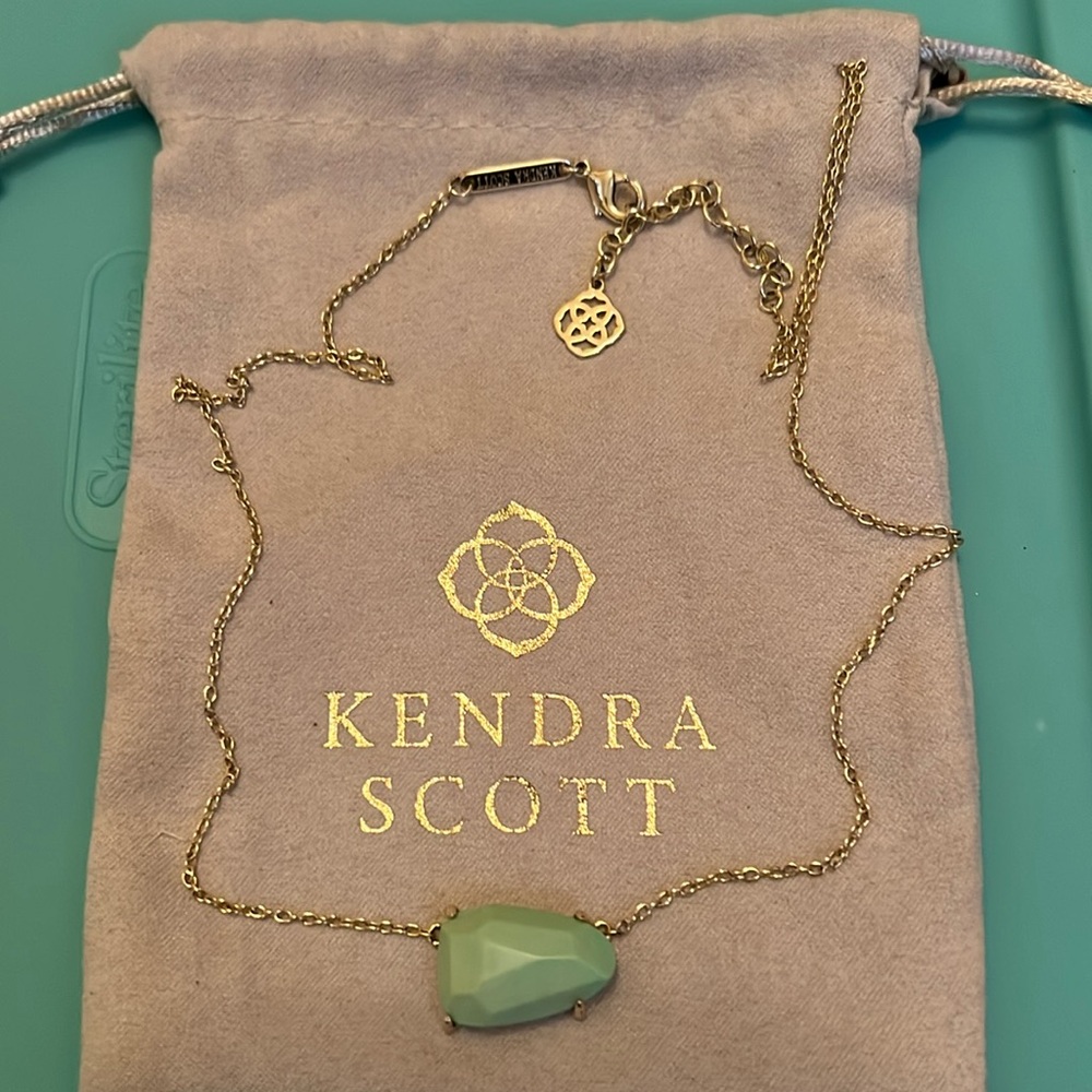 KENDRA SCOTT Isla Mint Green Magnesite Pendant Gold Tone Necklace.